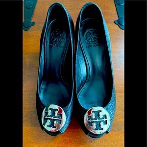 TORY BURCH Logo Medallion Peep Toe Wedge Size 7.5